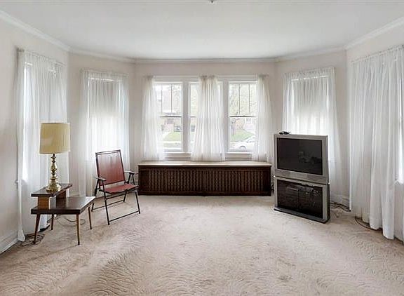 3rd image of 7907 W Wellington Ave