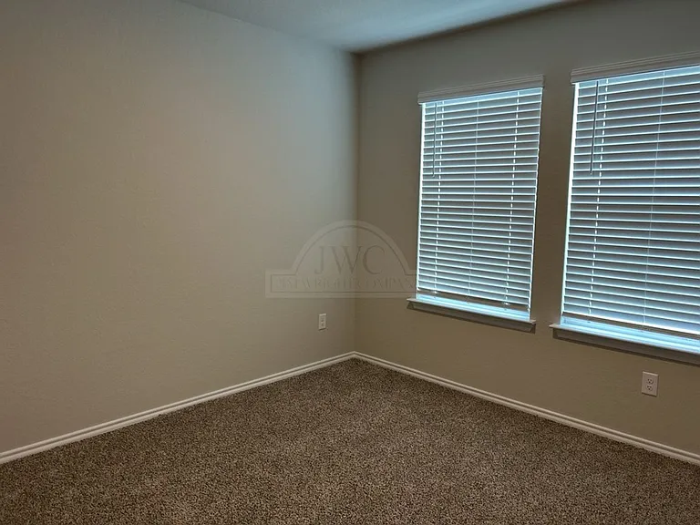 1319 Iron Horse Dr — Photo 12