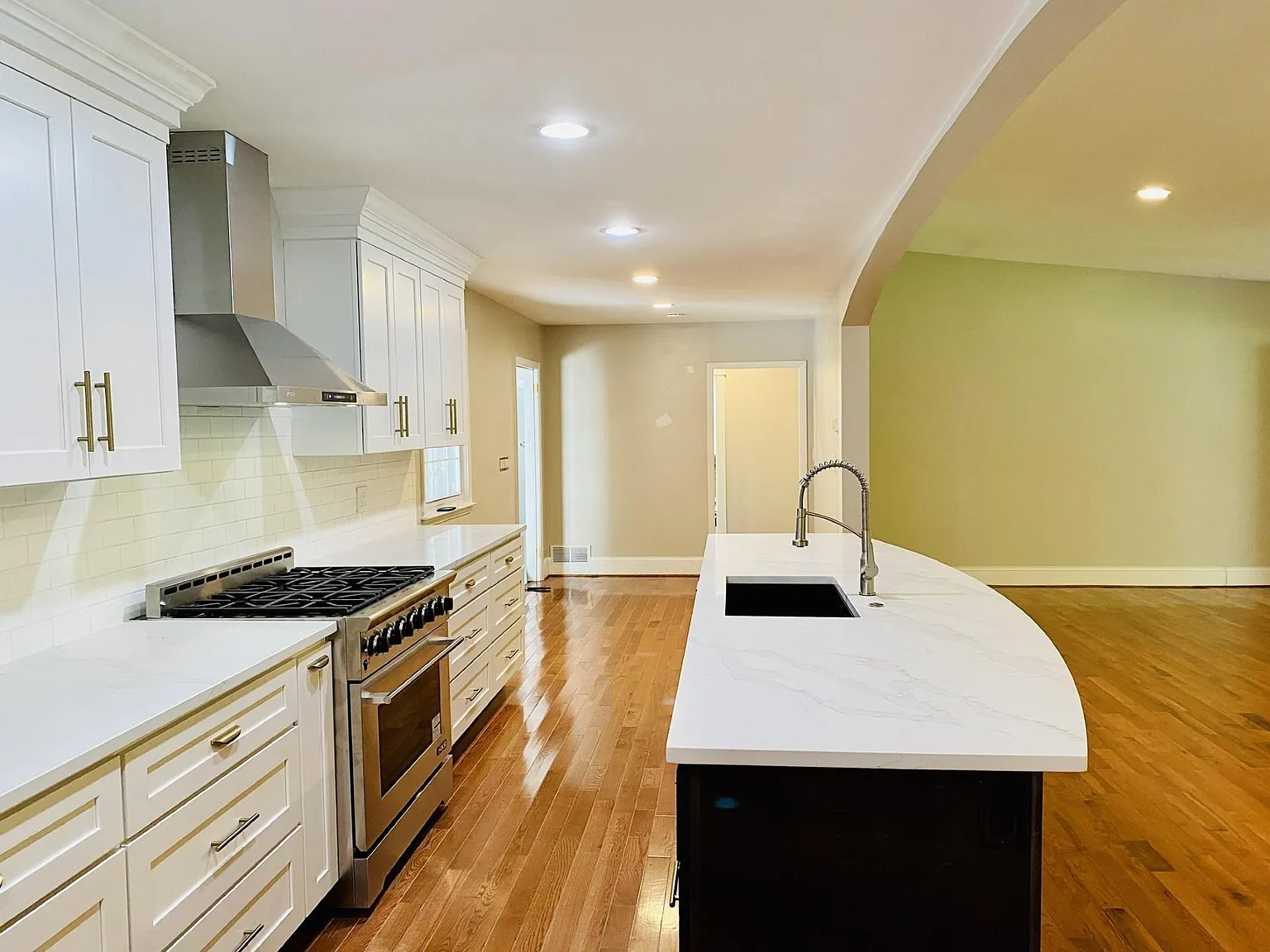 4 bed, 3416 sqft, $3,200 — Photo 3