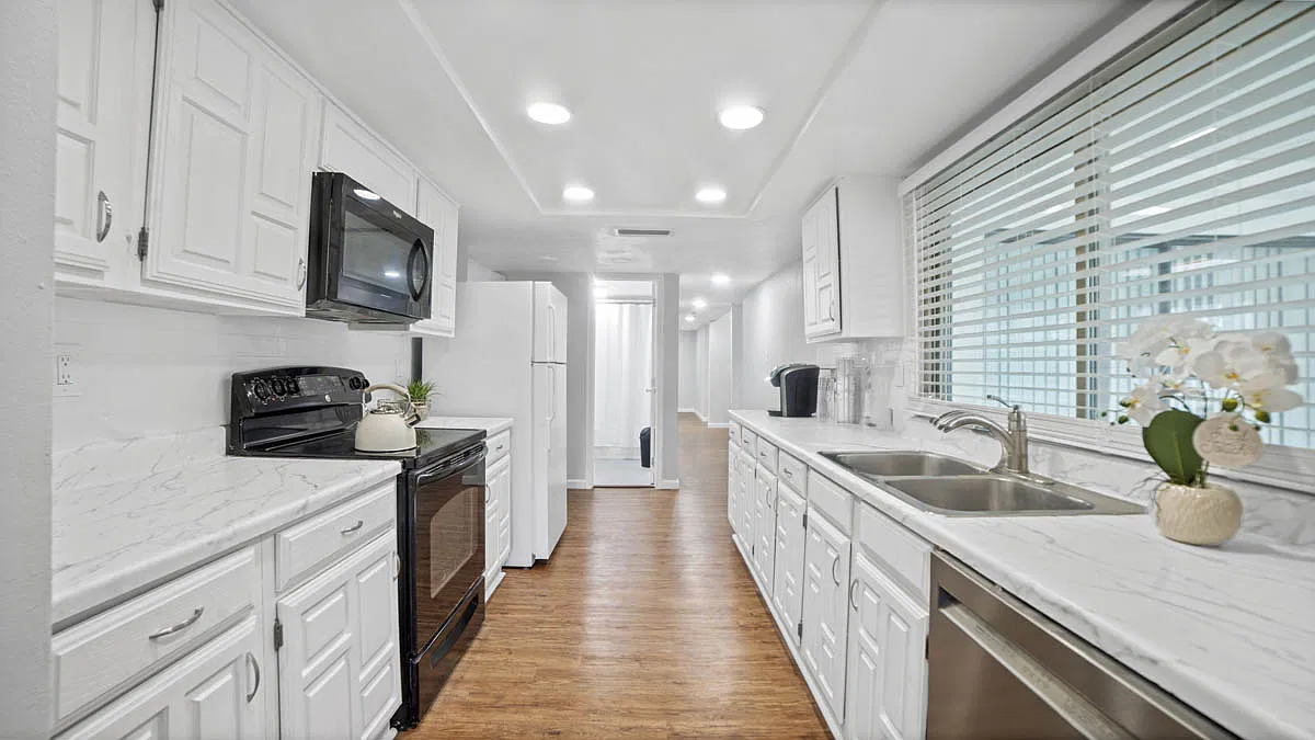 8 bed, 2510 sqft, $625 — Photo 3