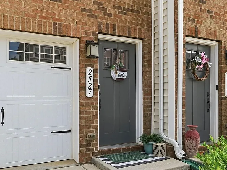 2527 Grantham Place Dr — Photo 3