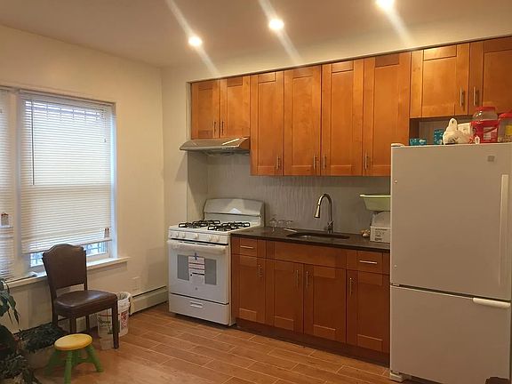 3rd image of 16019 Grand Central Pkwy #1FL