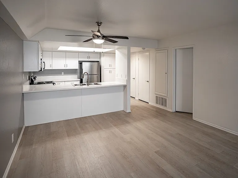 Harbor Cliff Apartments — Photo 7