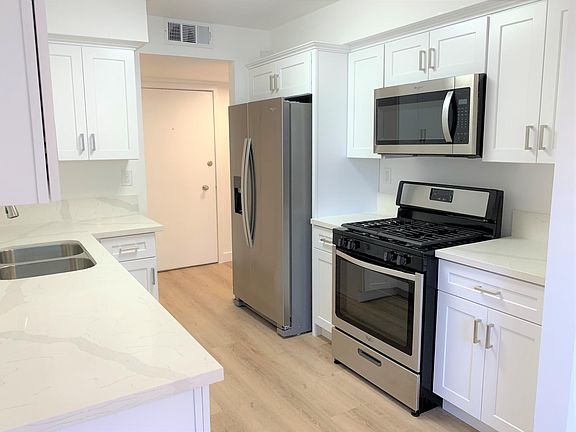 3rd image of 12325 Moorpark St APT 103