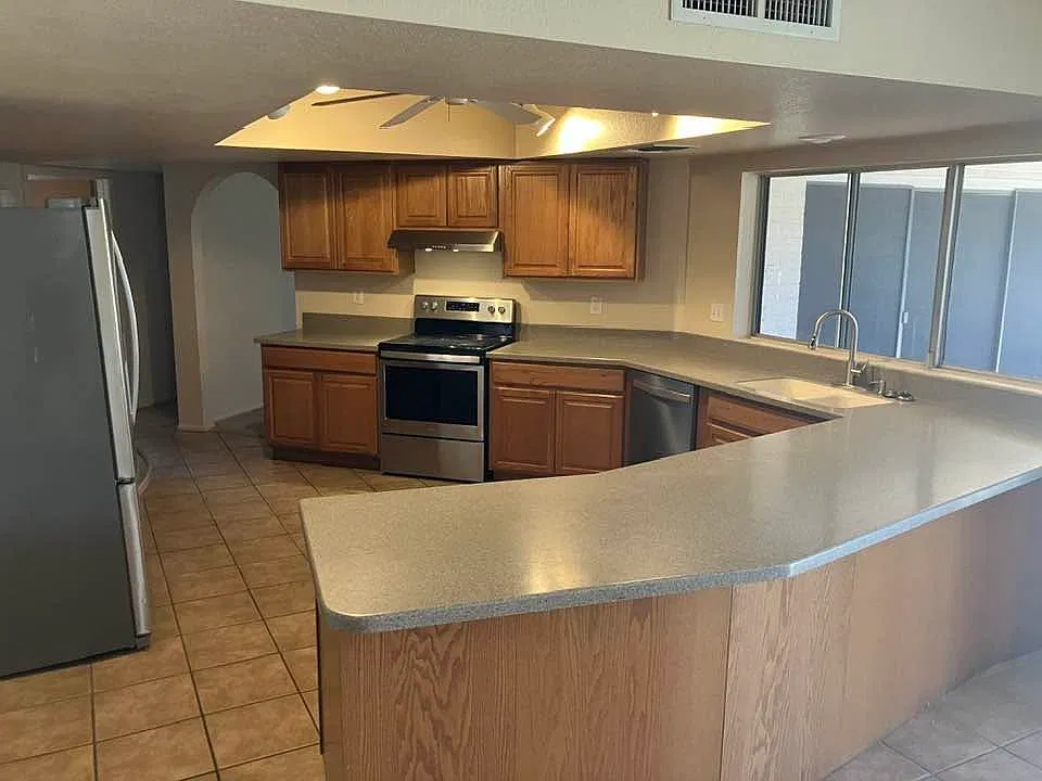 4 bed, 2.5 bath, 2750 sqft, $3,950 — Photo 4