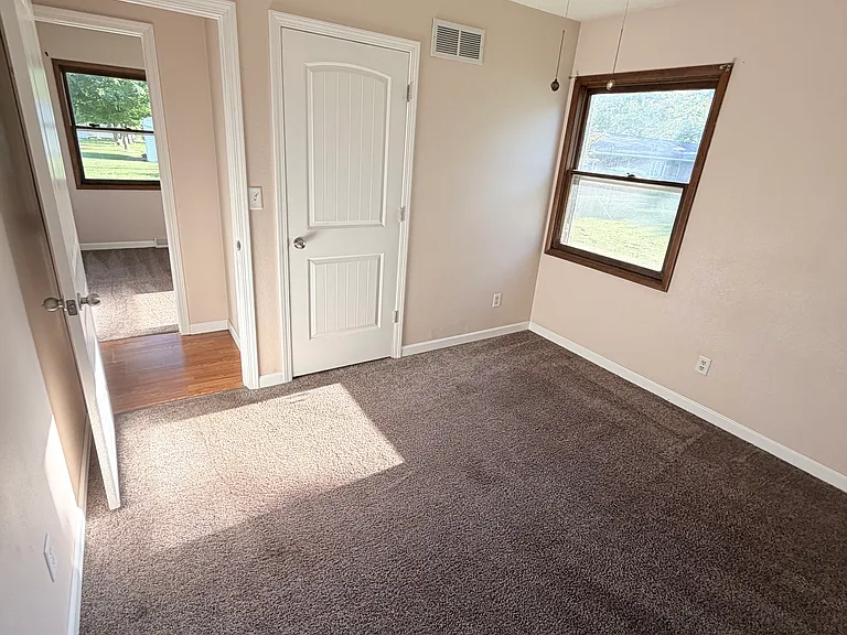 1002 W Saunders St — Photo 8