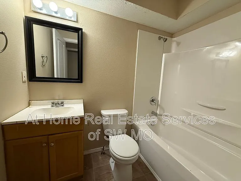 1426 W State St — Photo 10