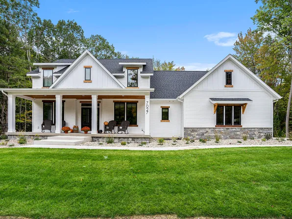 7027 Pebble Ln, Fennville, MI 49408