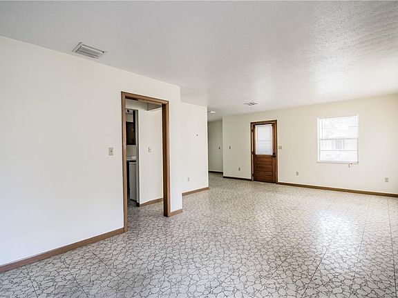 5th image of 5211 Wood Cir W