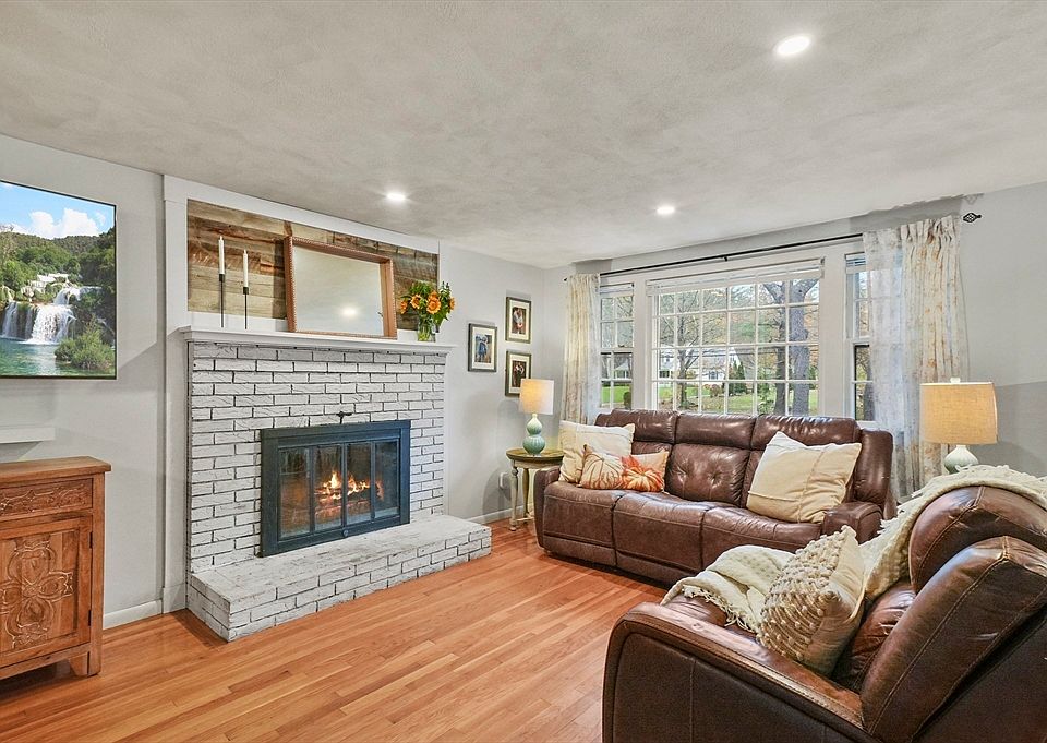 25 Spaulding St, Townsend, MA 01469 | Zillow