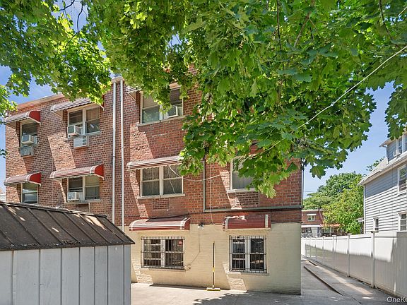 3rd image of 2562 Seymour Avenue