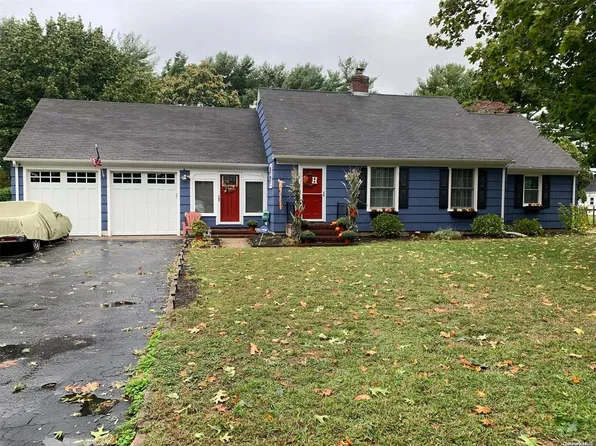 137 Oliver Street, Riverhead, NY 11901