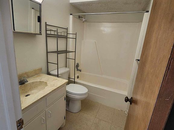 3rd image of 306 Whispering Oaks Ln Unit D