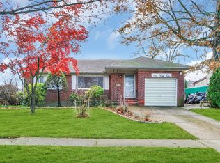 134 Elm Ln, New Hyde Park, NY 11040