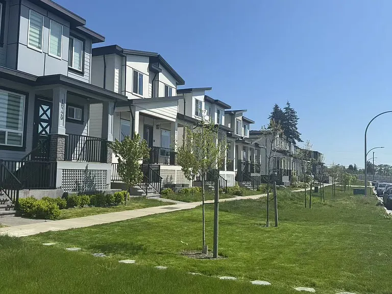 15a Ave — Photo 1