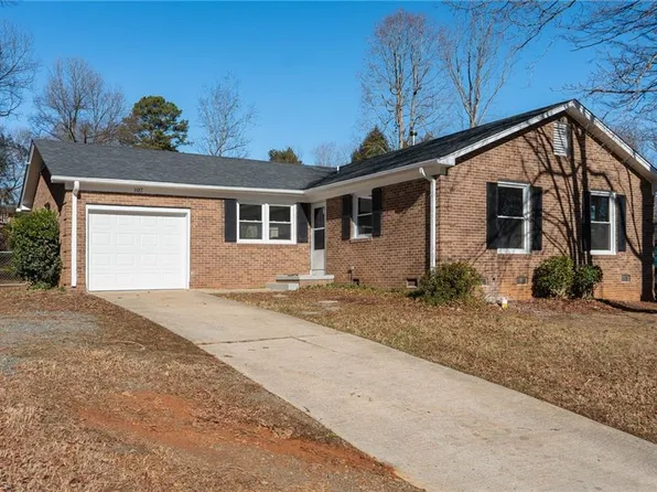 307 Foxcroft Dr, Winston Salem, NC 27103