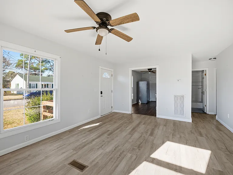 1212 Harris Dr — Photo 3