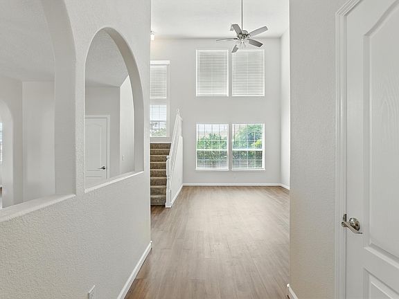 5th image of 8001 Macnish Dr NE