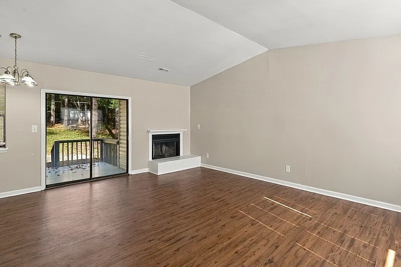 3 bed, 2.0 bath, 1200 sqft, $1,650 — Photo 2