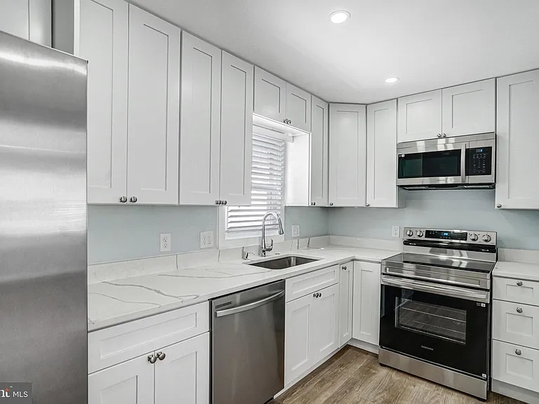 3120 Chepstow Ln — Photo 8