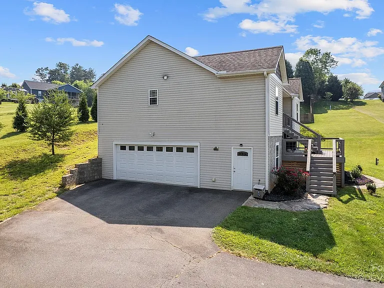 240 Eagle View Ln — Photo 16