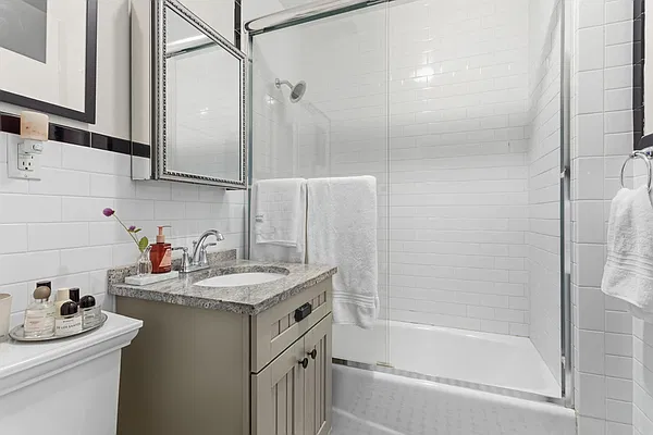 Bathroom, photo 1