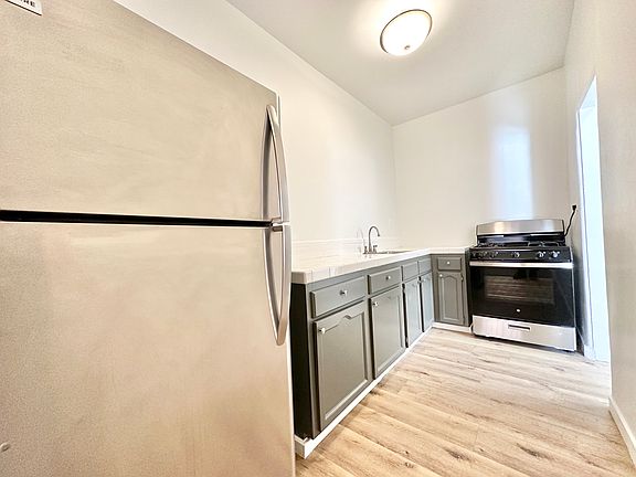 2nd image of 426 S Manhattan Pl APT 209