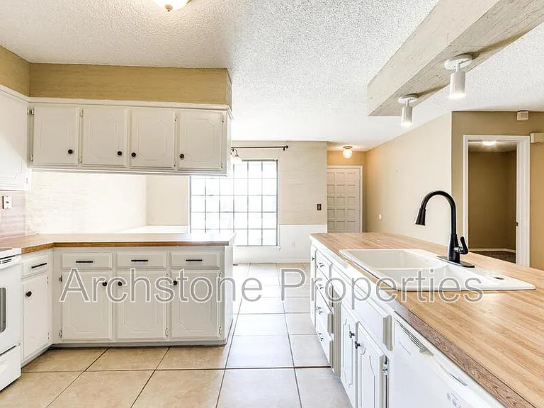 6605 Lyrewood Ln — Photo 10