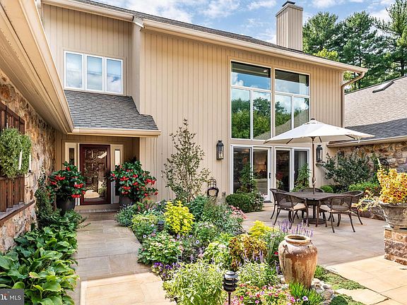 4th image of 1034 Raffles Ln