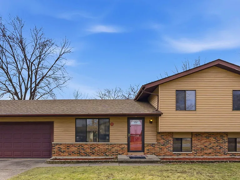 409 Kensington Dr — Photo 2