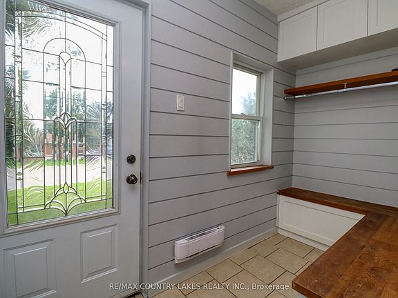3rd image of 607 Simcoe St