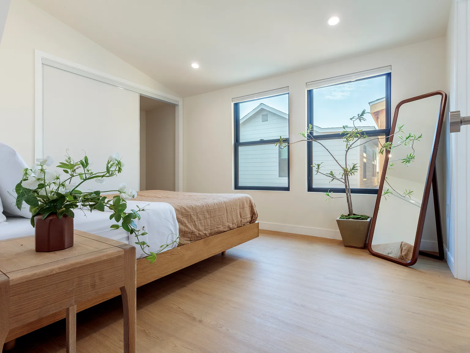 2 bed, 932 sqft, $4,250 — Photo 3
