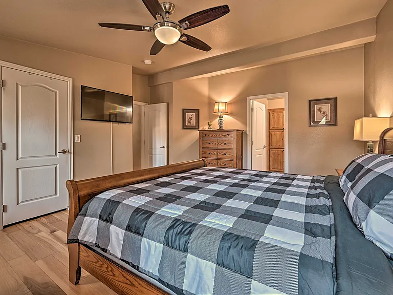 325 E Oak Dr — Photo 8