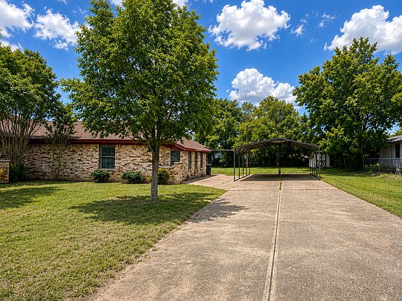 3rd image of 2401 Stephen Lee Dr
