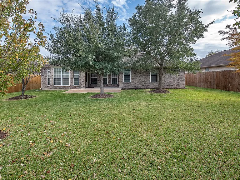 1207 Portsmouth Ct — Photo 30