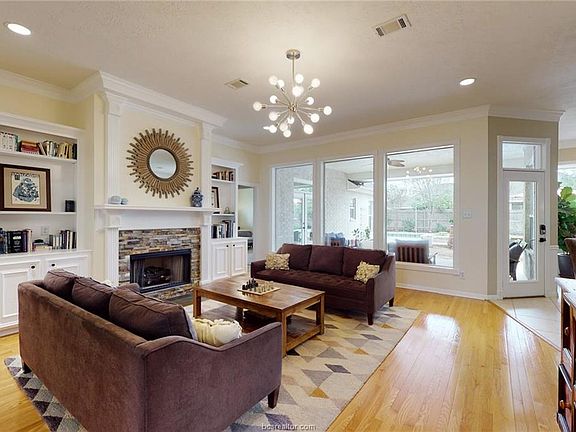 5th image of 815 Pine Valley Dr