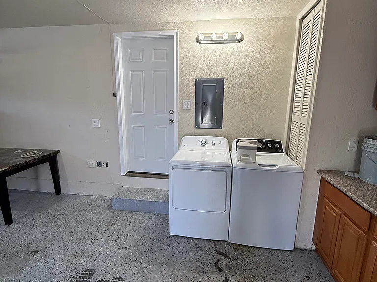 4765 Serra Ave — Photo 36