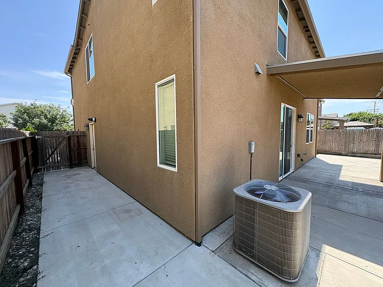 641 S Laguna St — Photo 37