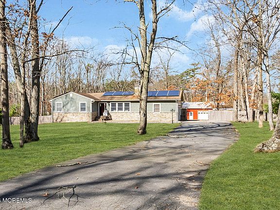 3rd image of 592 Whitecomb Avenue