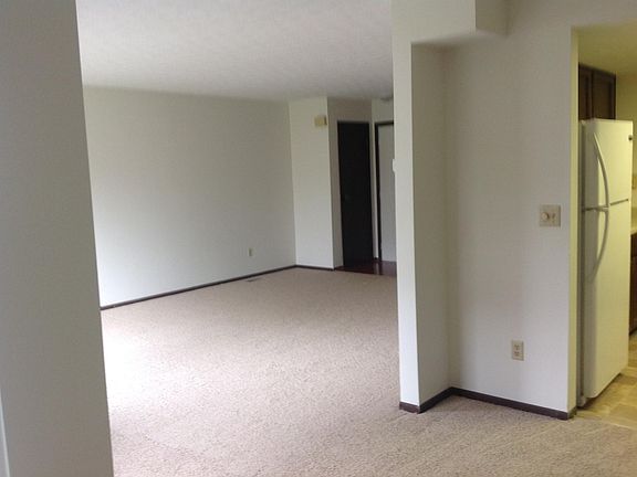 4th image of 404 Sentry Ln