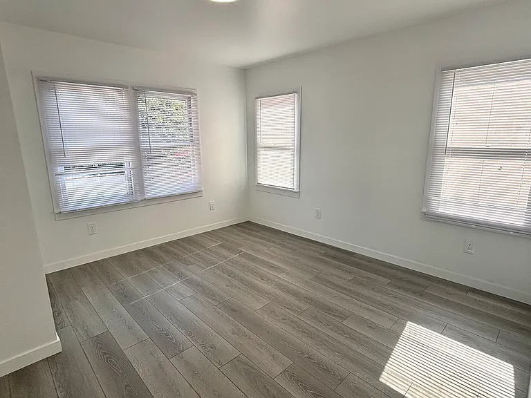 1956 1/2 Park Grove Ave #1 — Photo 8