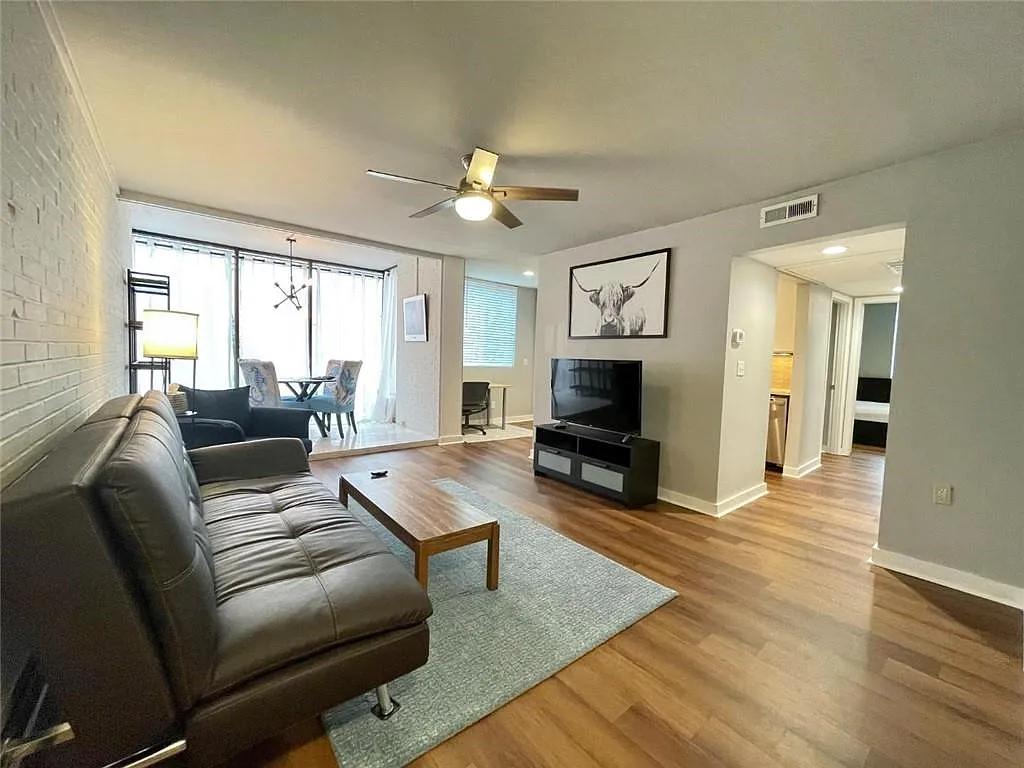 2 bed, 1.0 bath, 942 sqft, $2,195 — Photo 1