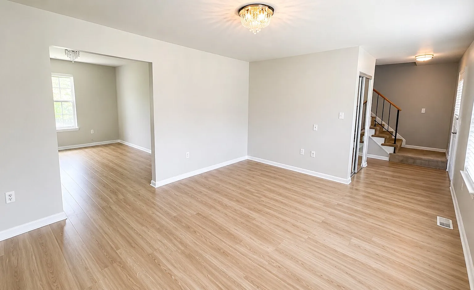 Spacious 4BA Colonial with Modern Finishes for Rent! — Photo 4