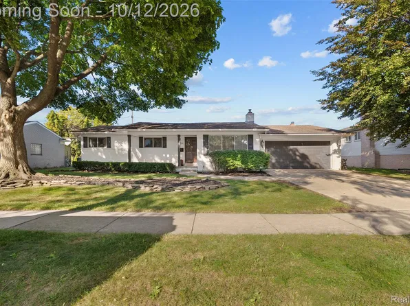 956 Blairmoor Ct, Grosse Pointe Woods, MI 48236