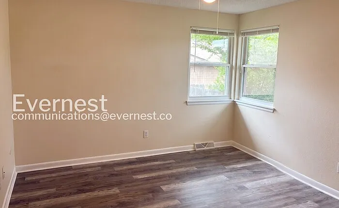 1527 Stuart St — Photo 8