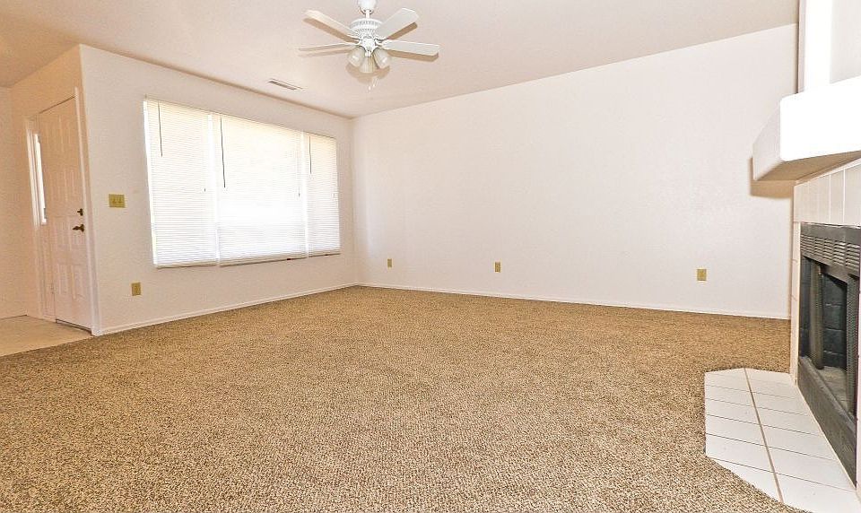 Large Living Rm & Fireplace