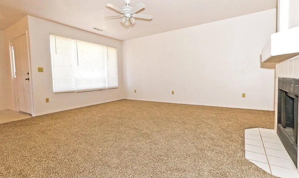 Large Living Rm & Fireplace