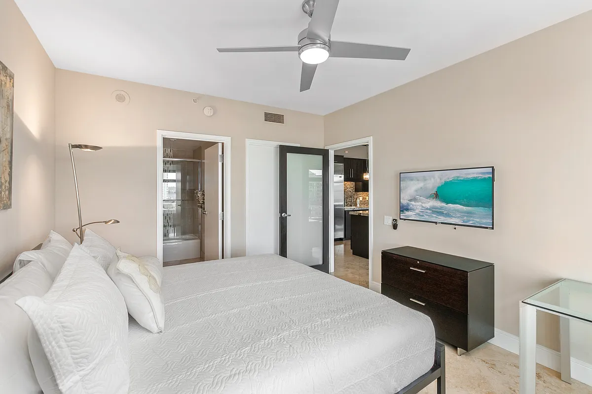 2 bed, 2.5 bath, 1295 sqft, $6,500 — Photo 3