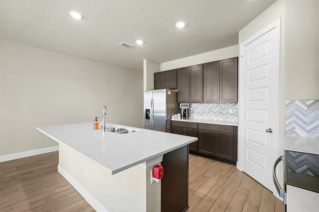 4 bed, 1916 sqft, $3,000 — Photo 2