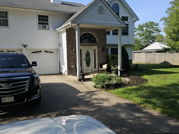 943 Macarthur Street, Bohemia, NY 11716